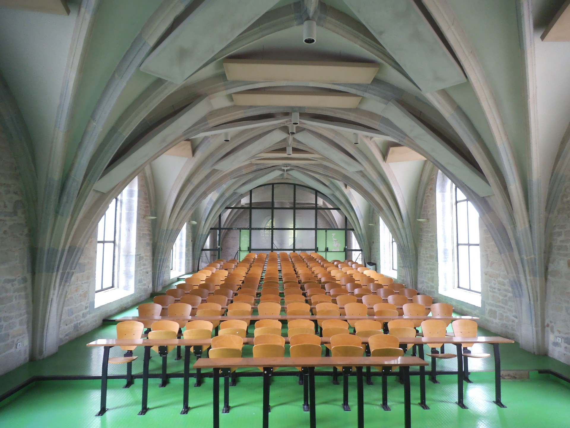 Ancien amphithéâtre universitaire dans la chapelle
