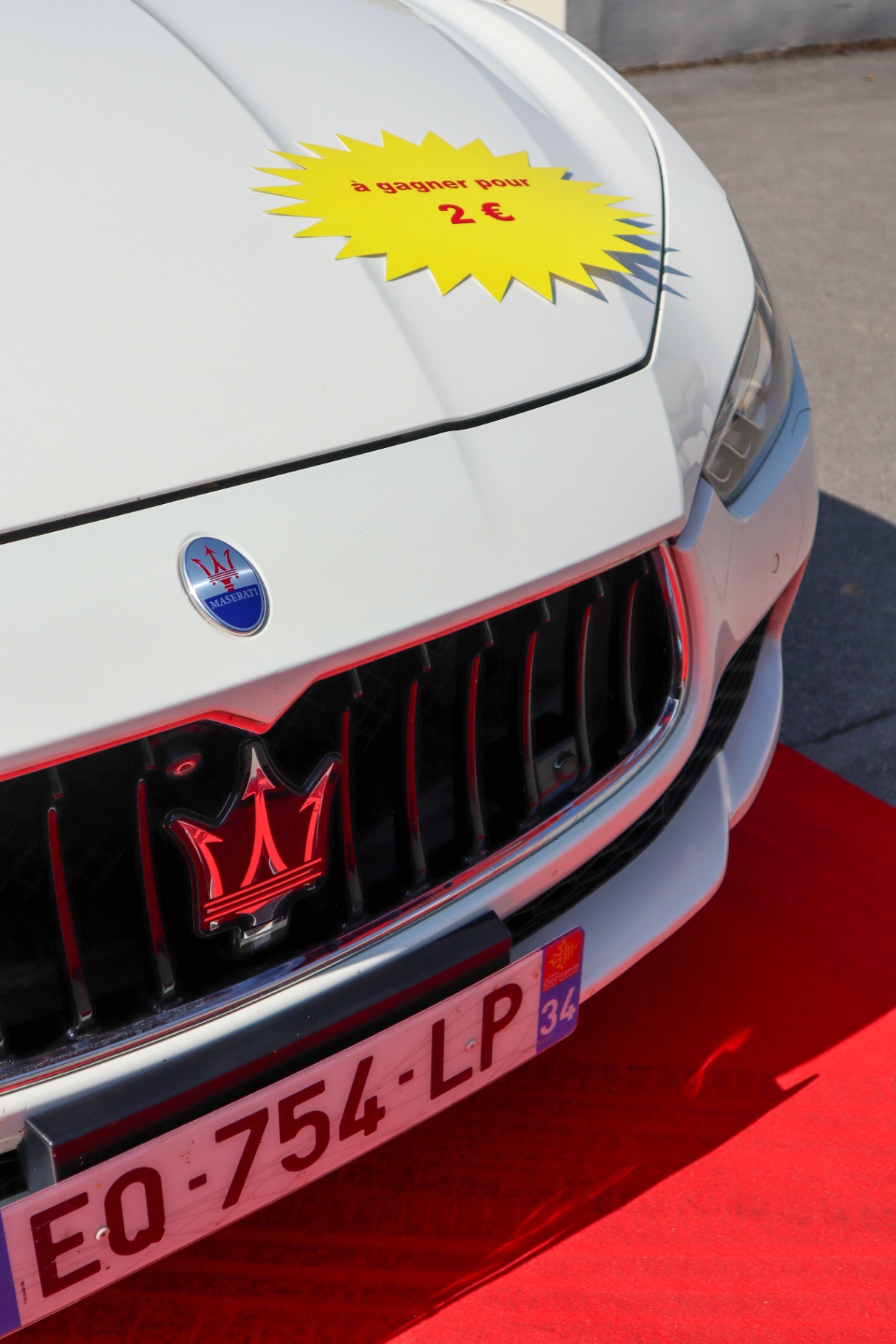 Maserati Ghibli blanche mise en jeu — « à gagner pour 2 € »
