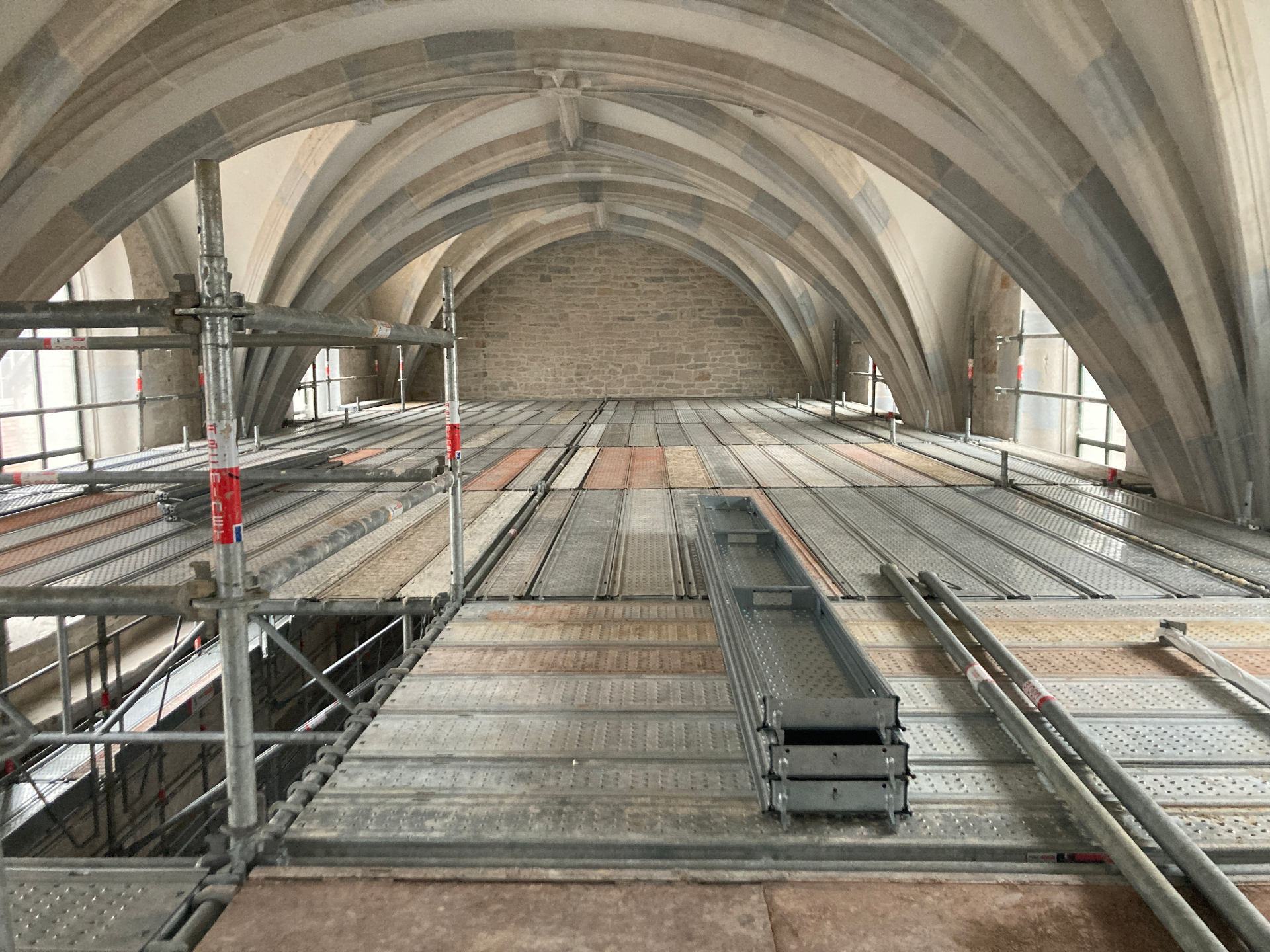 Échafaudages sous les voûtes de la chapelle